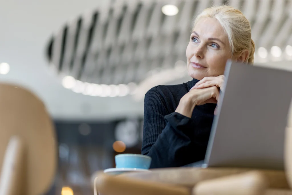 Kvinnlig HR-chef reflekterar vid laptop